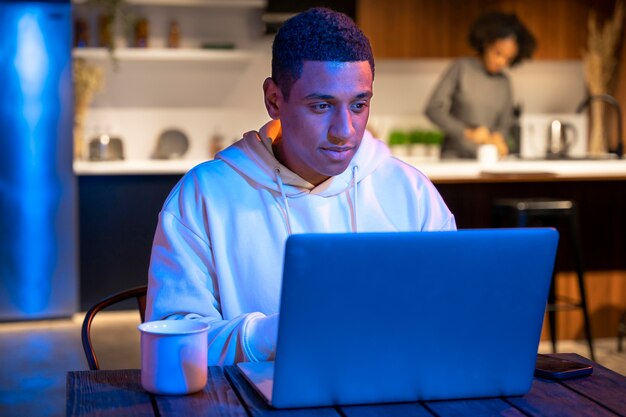 Hombre de tiro medio escribiendo en el portátil