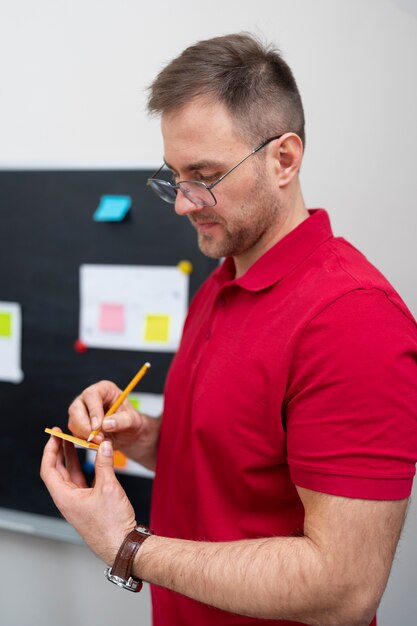 Hombre de tiro medio escribiendo en post it