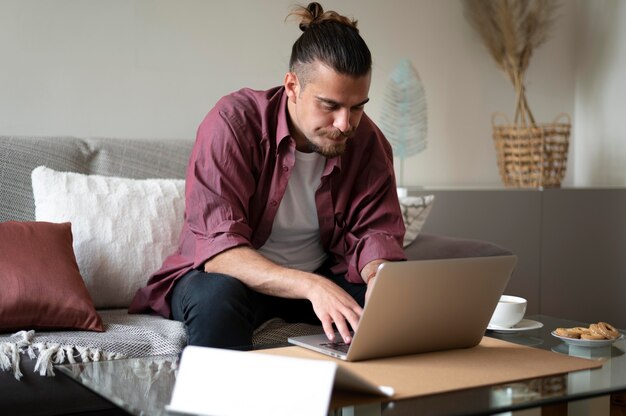 Hombre de tiro medio escribiendo en el teléfono