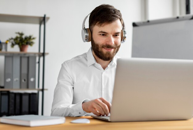 Hombre de tiro medio escribiendo