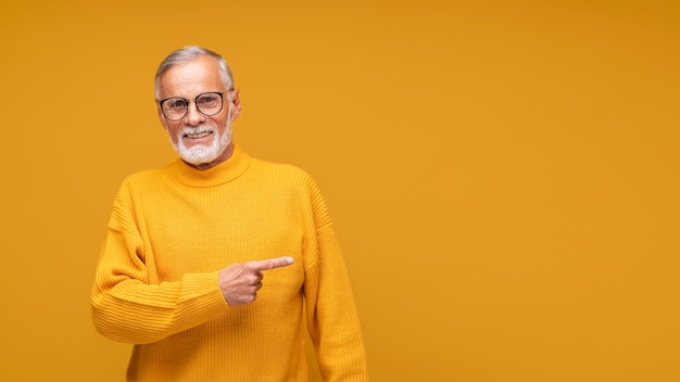 Foto gratuita hombre de tiro medio con espacio de copia