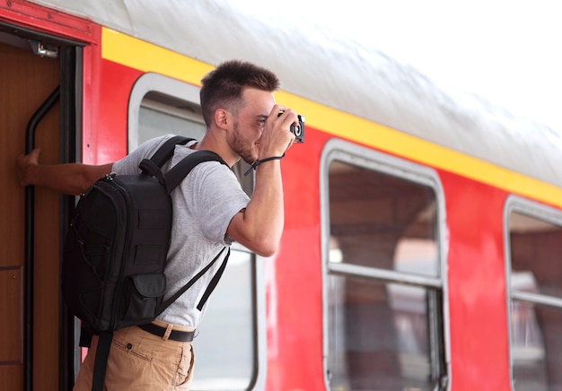 Hombre de tiro medio en la estación de tren