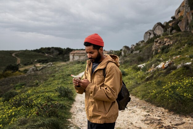 Hombre de tiro medio en excursión de senderismo