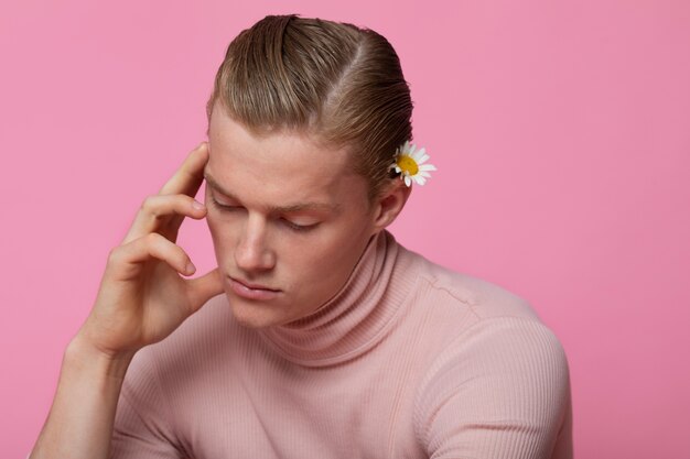 Hombre de tiro medio con flor