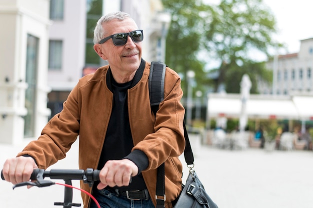 Foto gratuita hombre de tiro medio con gafas de sol