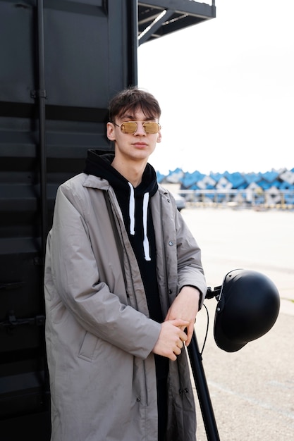 Foto gratuita hombre de tiro medio con gafas de sol