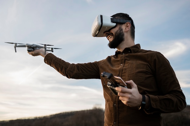 Foto gratuita hombre de tiro medio con gafas vr afuera