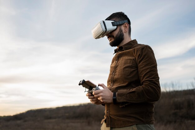 Hombre de tiro medio con gafas vr al aire libre