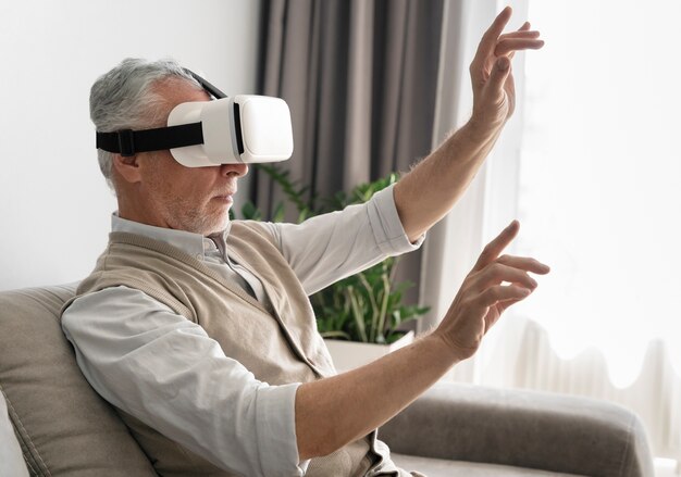 Hombre de tiro medio con gafas vr en casa