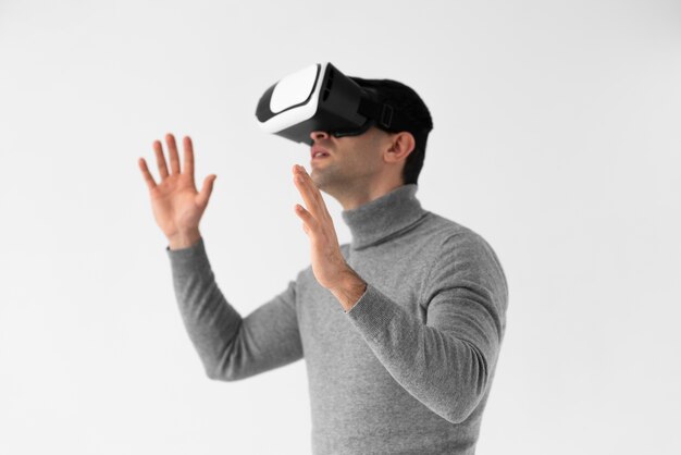 Hombre de tiro medio con gafas vr