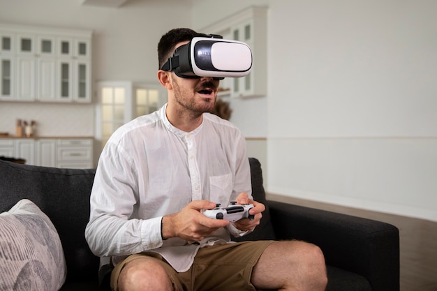 Foto gratuita hombre de tiro medio con gafas vr