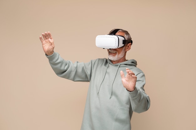 Hombre de tiro medio con gafas vr