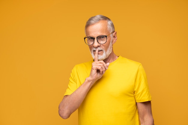 Hombre de tiro medio con gafas