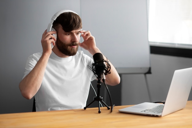 Hombre de tiro medio grabando podcast