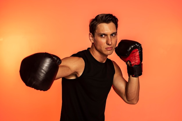 Foto gratuita hombre de tiro medio con guantes de boxeo