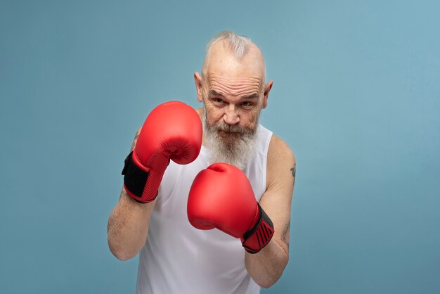 Hombre de tiro medio con guantes de boxeo