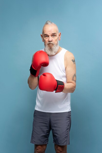 Hombre de tiro medio con guantes de boxeo