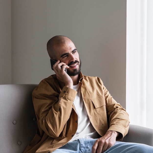 Hombre de tiro medio hablando por teléfono