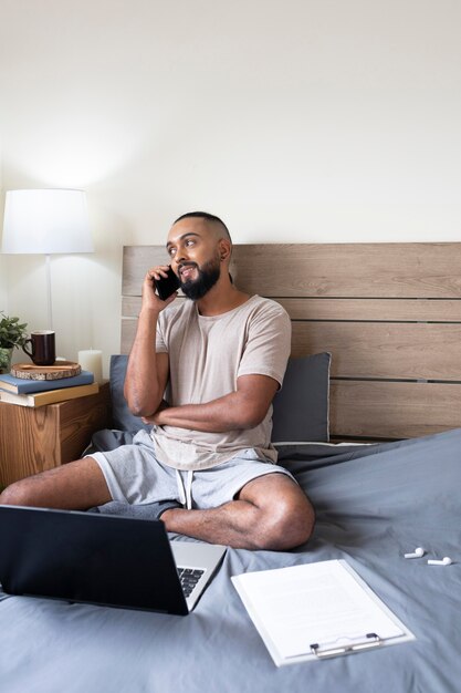 Hombre de tiro medio hablando por teléfono