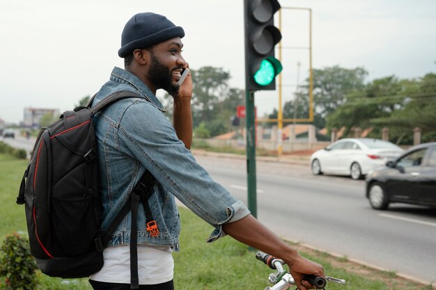 Hombre de tiro medio hablando por teléfono