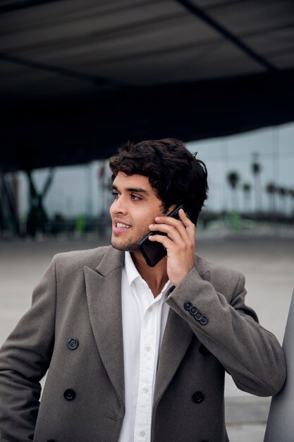 Hombre de tiro medio hablando por teléfono