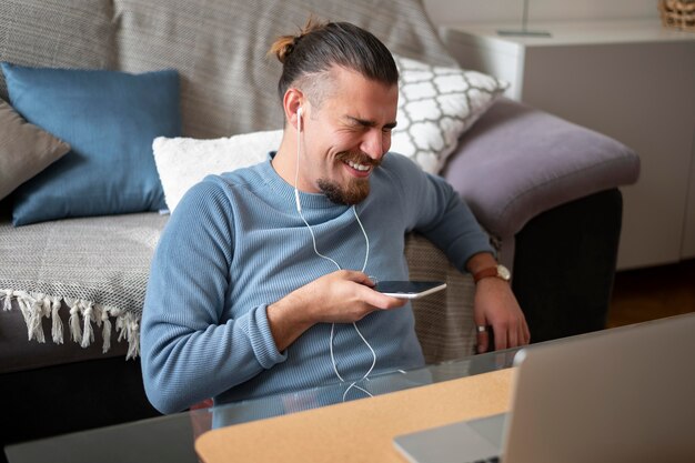 Hombre de tiro medio hablando por teléfono