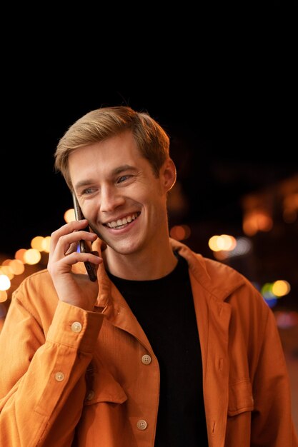 Hombre de tiro medio hablando por teléfono