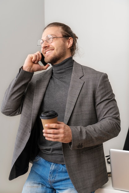 Hombre de tiro medio hablando por teléfono