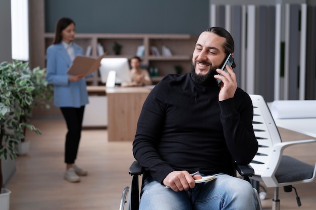 Hombre de tiro medio hablando por teléfono