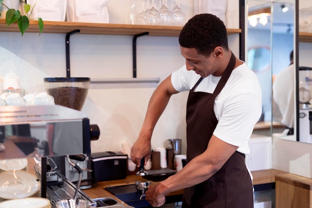 Foto gratuita hombre de tiro medio haciendo café