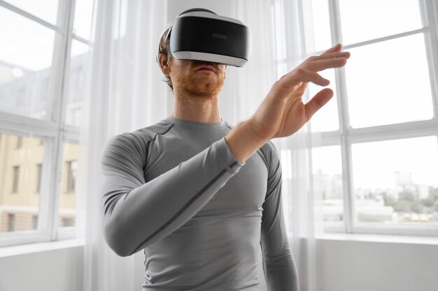 Hombre de tiro medio haciendo fitness con gafas vr