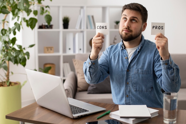 Foto gratuito hombre de tiro medio haciendo una lista de pros y contras