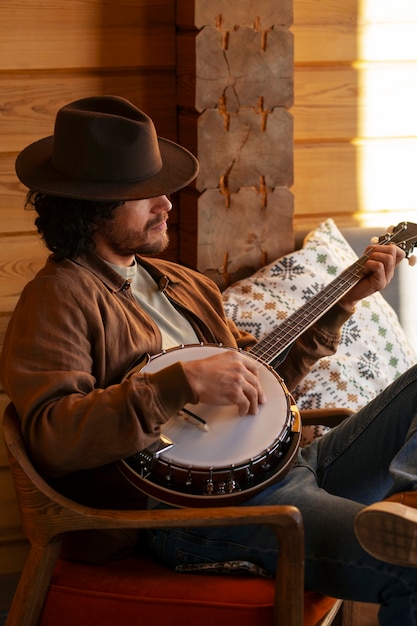 Hombre de tiro medio haciendo música