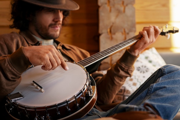 Foto gratuita hombre de tiro medio haciendo música