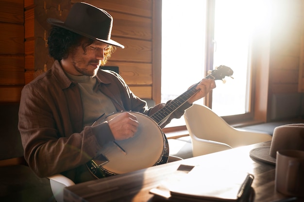 Foto gratuita hombre de tiro medio haciendo música