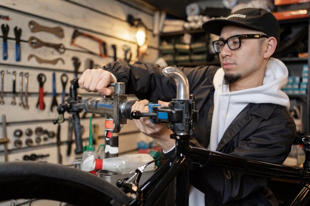 Hombre de tiro medio haciendo reparación