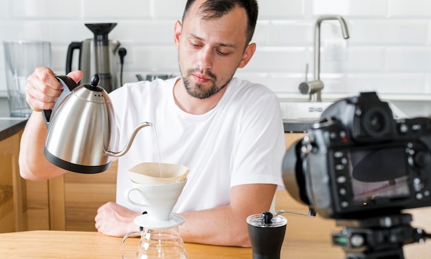 Foto gratuita hombre de tiro medio con hervidor de agua