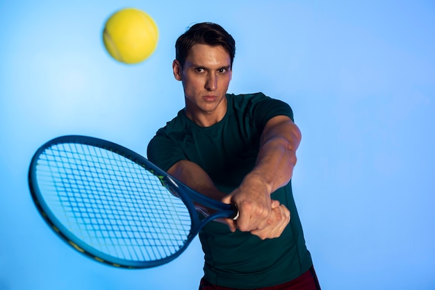 Hombre de tiro medio jugando al tenis