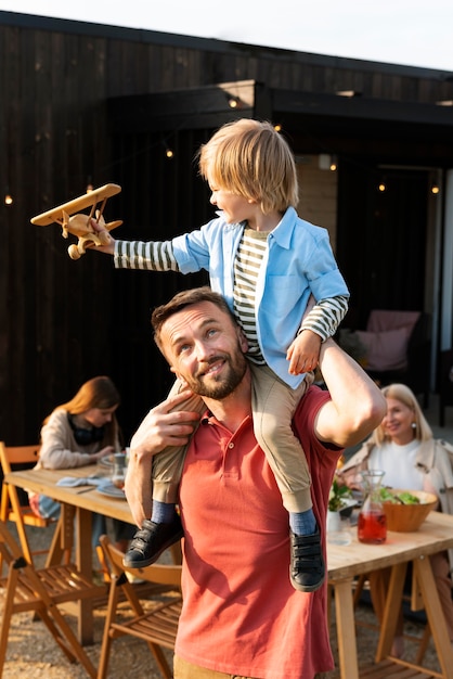 Hombre de tiro medio jugando con niño