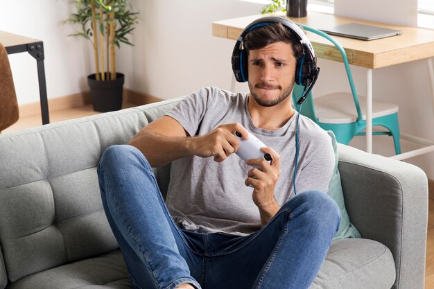 Hombre de tiro medio jugando videojuegos