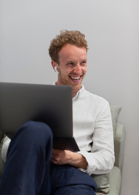 Foto gratuita hombre de tiro medio con laptop y auriculares