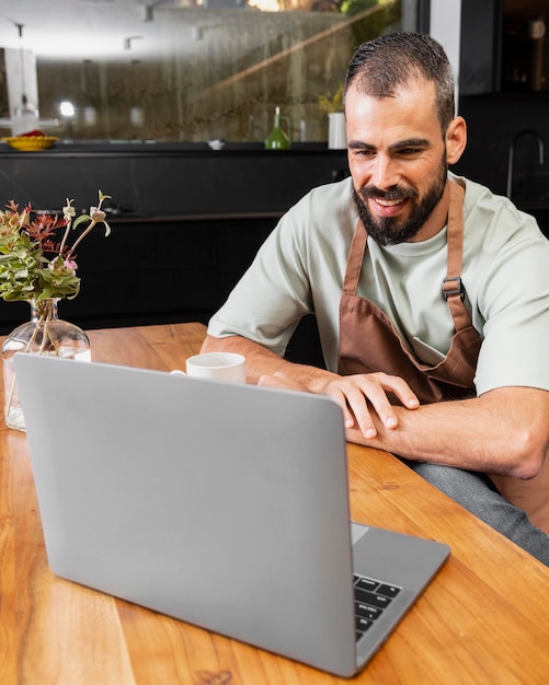 Hombre de tiro medio con laptop