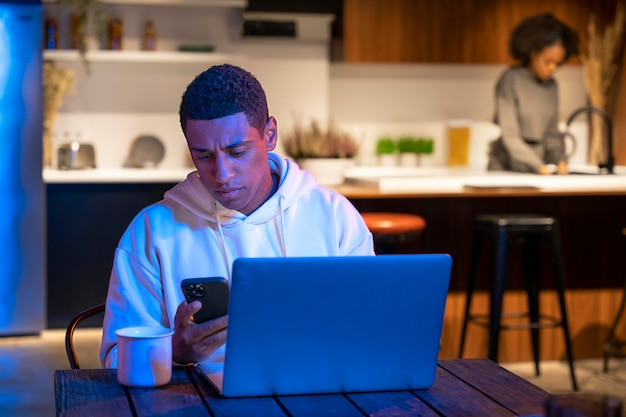 Foto gratuita hombre de tiro medio con laptop