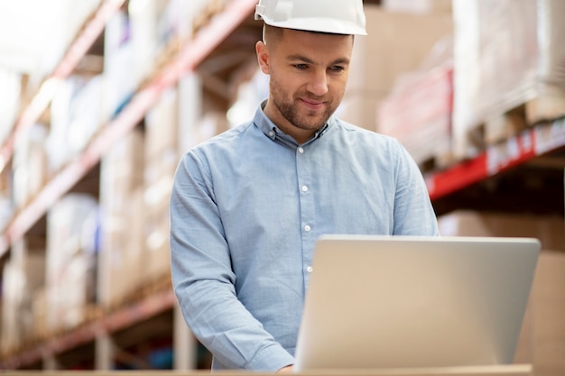 Foto gratuita hombre de tiro medio con laptop