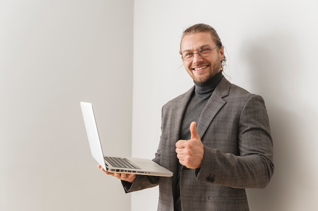 Hombre de tiro medio con laptop