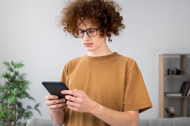 Foto gratuita hombre de tiro medio leyendo una revista digital.