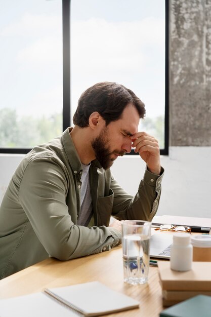 Foto gratuita hombre de tiro medio lidiando con el síndrome del impostor