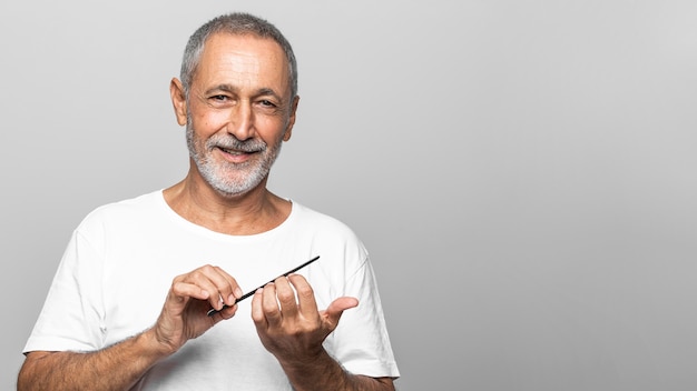 Foto gratuita hombre de tiro medio limar sus uñas