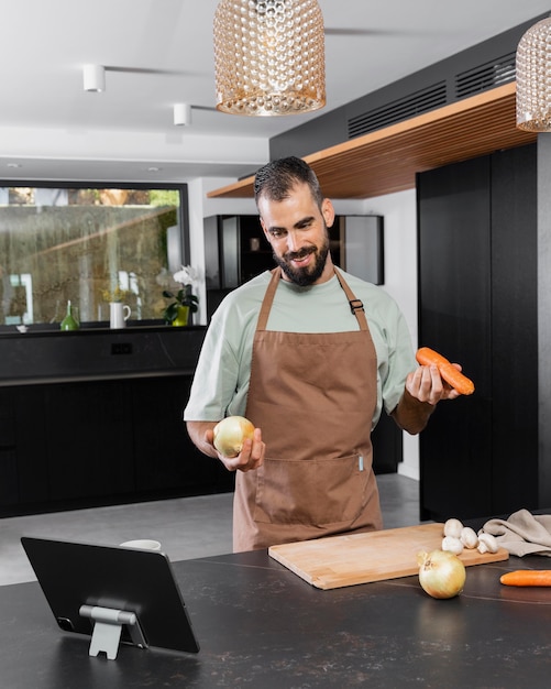 Foto gratuita hombre de tiro medio listo para cocinar