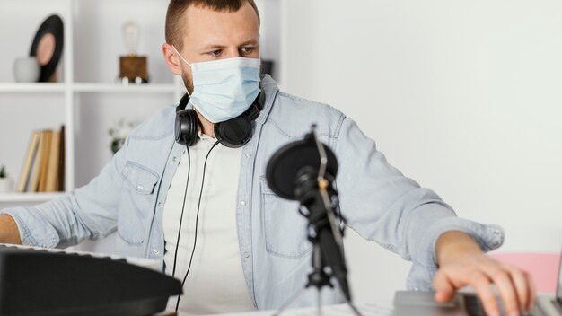 Foto gratuita hombre de tiro medio con máscara médica